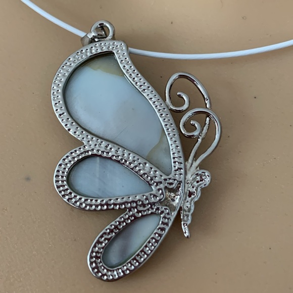 Abalone shell mother of pearl silver butterfly pendant choker necklace - Picture 7 of 8